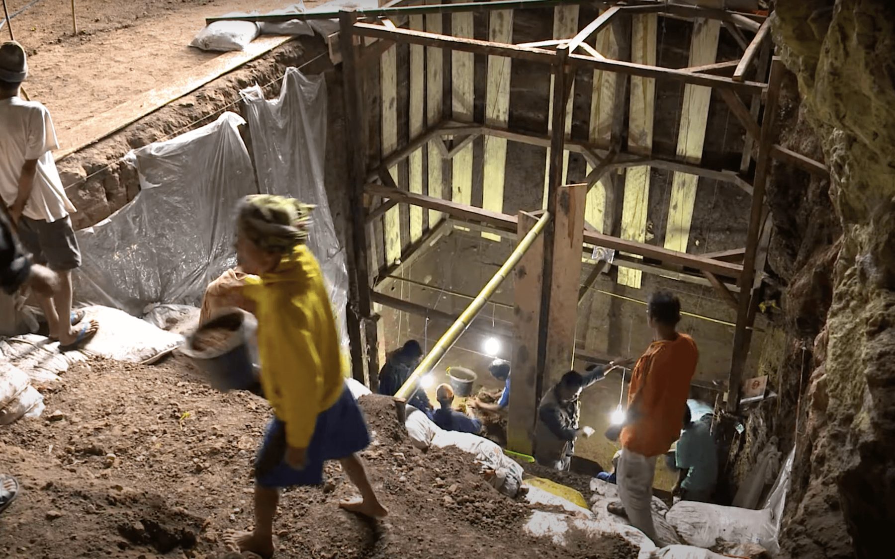 Digging Liang Bua : The Hobbit Cave still
